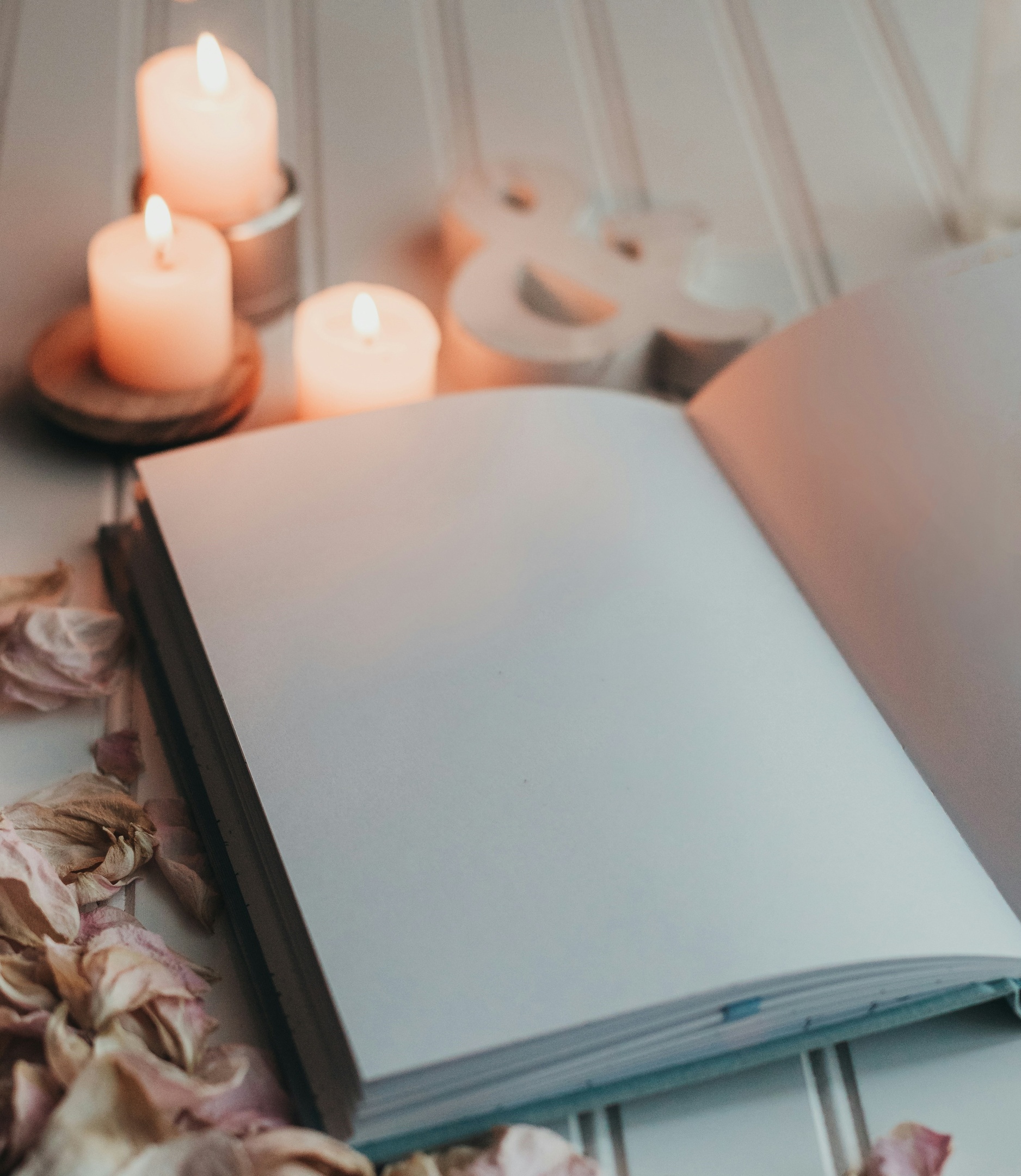 Privatperson sorgbearbetning, en bok och tända ljus. Reflektion över det egna livet